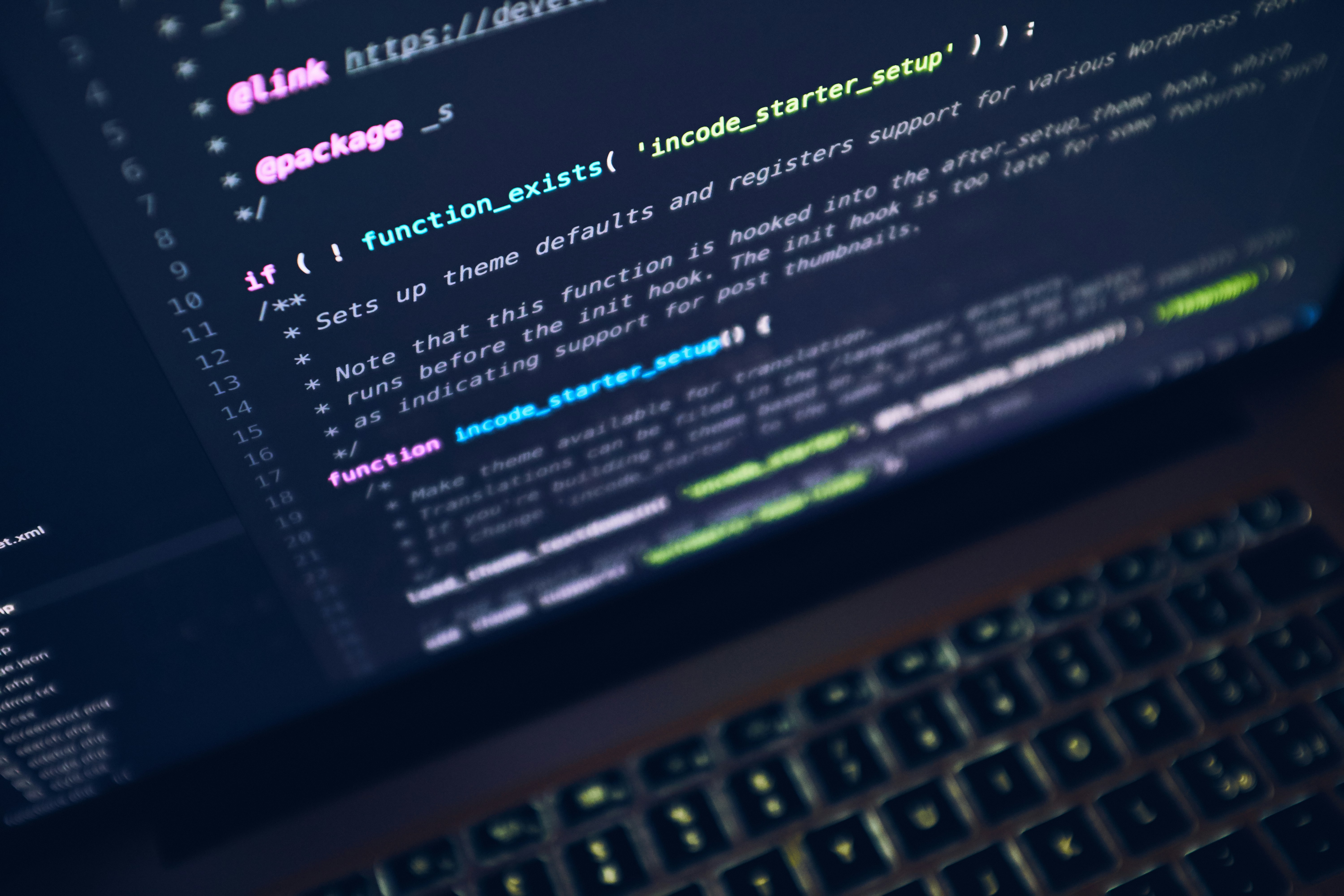 Équipe d'agence web en réunion